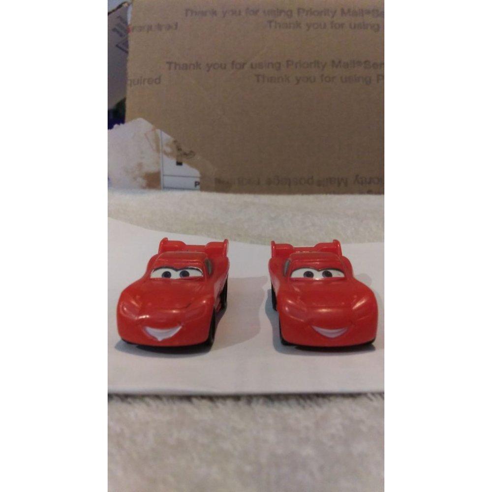 2 Disney Pixar cars mini figures Lightning McQueen magnetic track